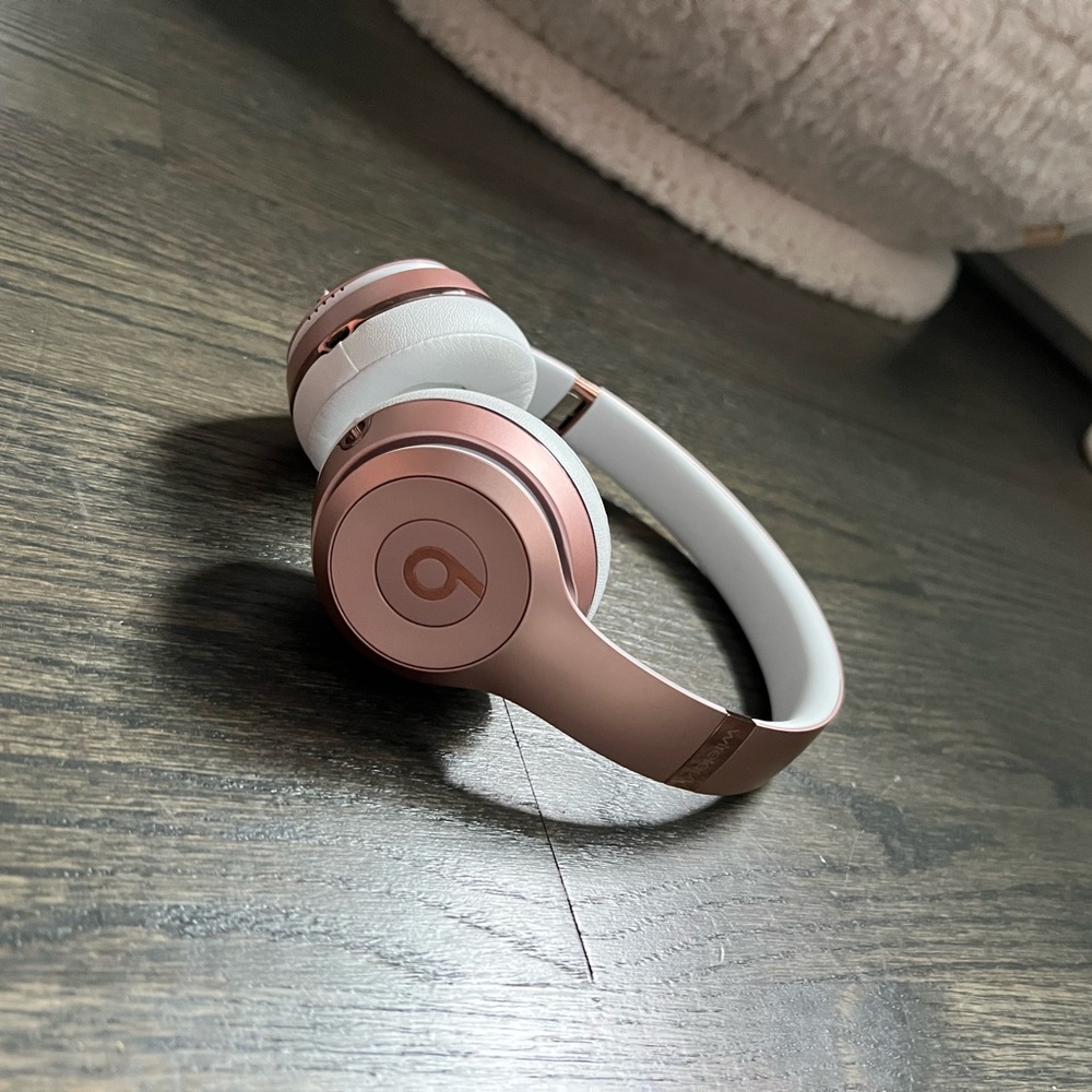 Beats solo3 Rose Gold Wireless Headphones